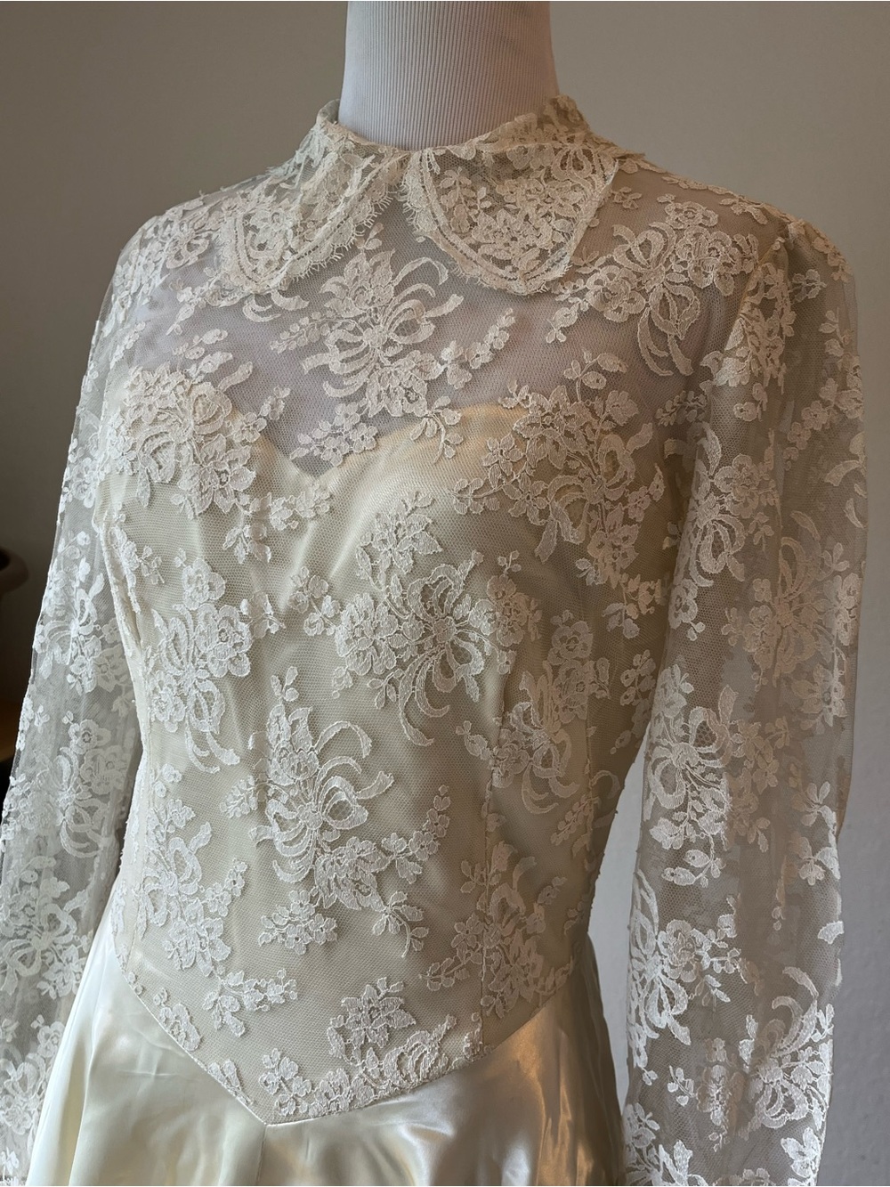Vintage Cahill Wedding Dress 50s Ivory Lace Satin Size 6? Peter Pan collar